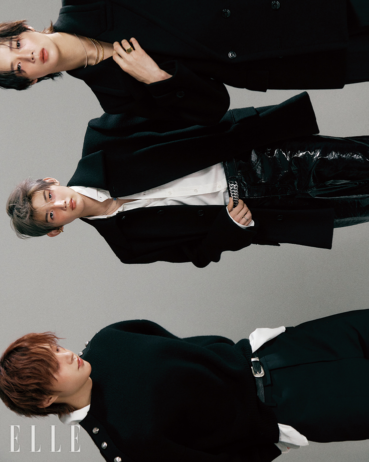 의주가 입은 니트와 팬츠는 모두 Ferragamo. 조가 입은 재킷과 팬츠는 모두 We11done. 이어 커프는 Portrait Report. 블루 펜던트 네크리스는 Bien Vetu. 케이가 입은 재킷과 팬츠는 모두 Saint Laurent by Anthony Vaccarello. 골드 체인 네크리스는 Tom Wood.