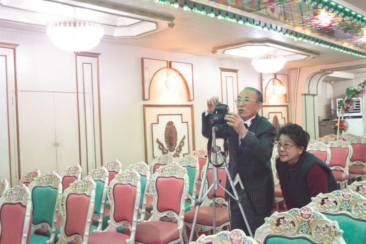 사진촬영 중인 백낙삼 사장과 최필순 여사. 결혼이라는 보편의 제도를 통해 한 시대를 살아낸 성실한 부부의 생애를 엿볼 수 있다.