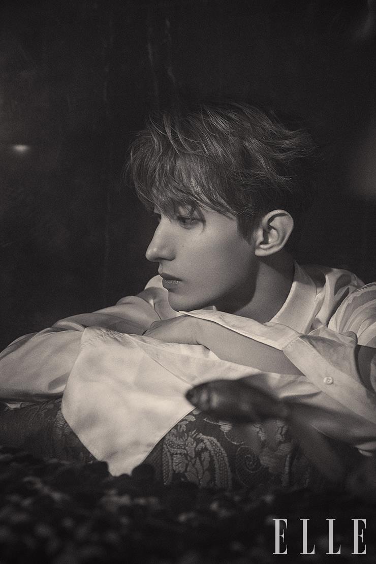 실크 셔츠와 니트 베스트는 모두 Dries Van Noten.