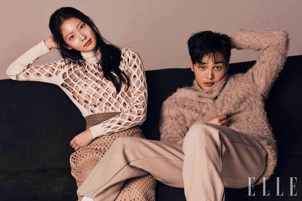 공승연이 입은 뉴 로고 프린트 보디수트와 컷아웃 니트, 터틀넥 스커트는 모두 Fendi. 김민재가 입은 펜슬 니트와 팬츠는 모두 Emporio Armani.