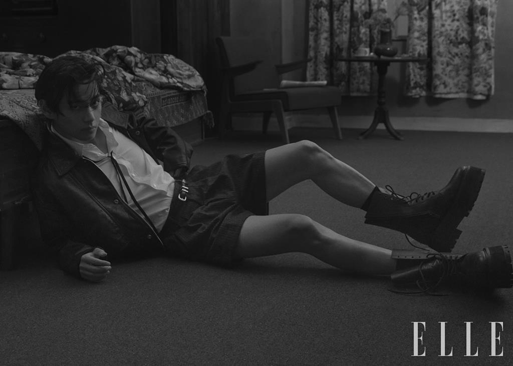 블랙 레더 재킷과 화이트 셔츠, 내로 타이, 쇼츠와 벨트, 블랙 워커는 모두 Celine Homme.