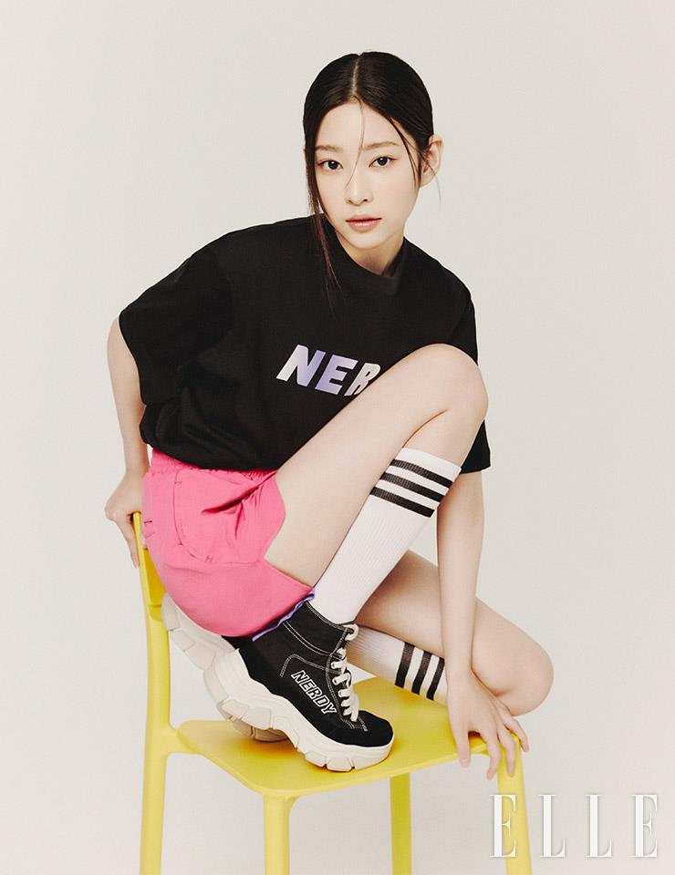 그러데이션 반팔 티셔츠, 젤리그 캔버스 로우 슈즈 모두 NERDY.