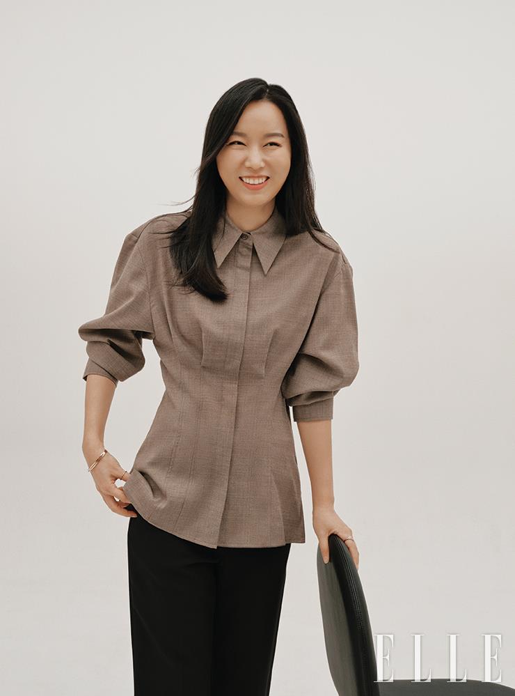 슬림한 셰이프의 셔츠는 & Other Stories. 블랙 와이드 팬츠는 Zara. 섬세한 라인의 에버레스팅 브레이슬릿은 Golden Dew.
