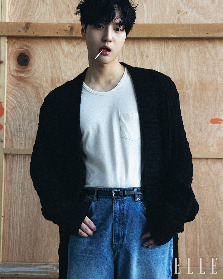카디건은 Greg Lauren by G.Street 494 Homme. 슬리브리스는 Ami. 팬츠는 Recto.