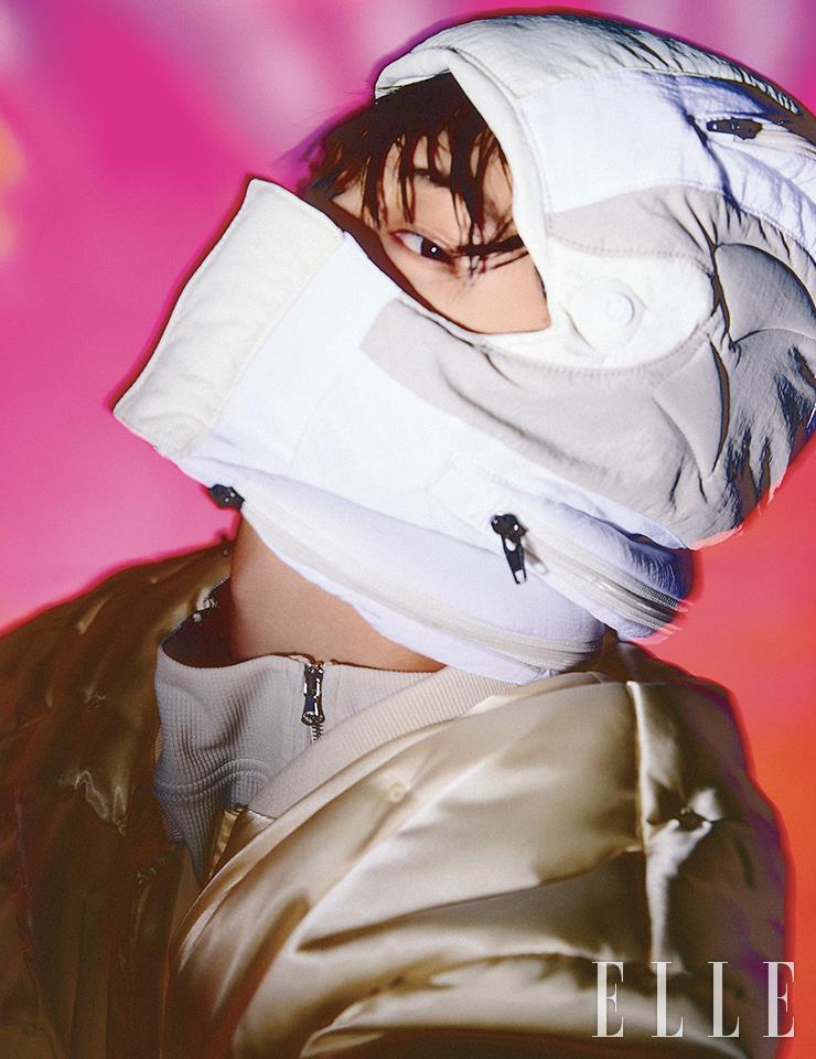 보머 재킷과 톱, 헬멧 모티프의 모자는 모두 Kusikohc.