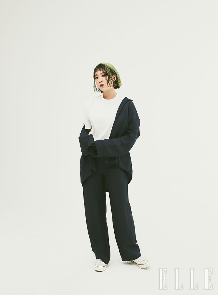 화이트 티셔츠는 DO NOT DISTURB. 수트는 스타일리스트 소장품.