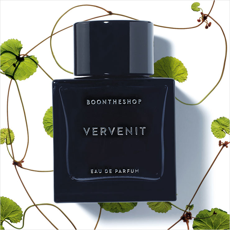 베르가못과 베티버, 파촐리, 시더우드 향이 질 좋은 흙 내음 가득한 숲길을 걷는 듯하다. 영혼이 정화되는 듯한 향수는 버베니트, 18만8천원, Boontheshop by La Perva.