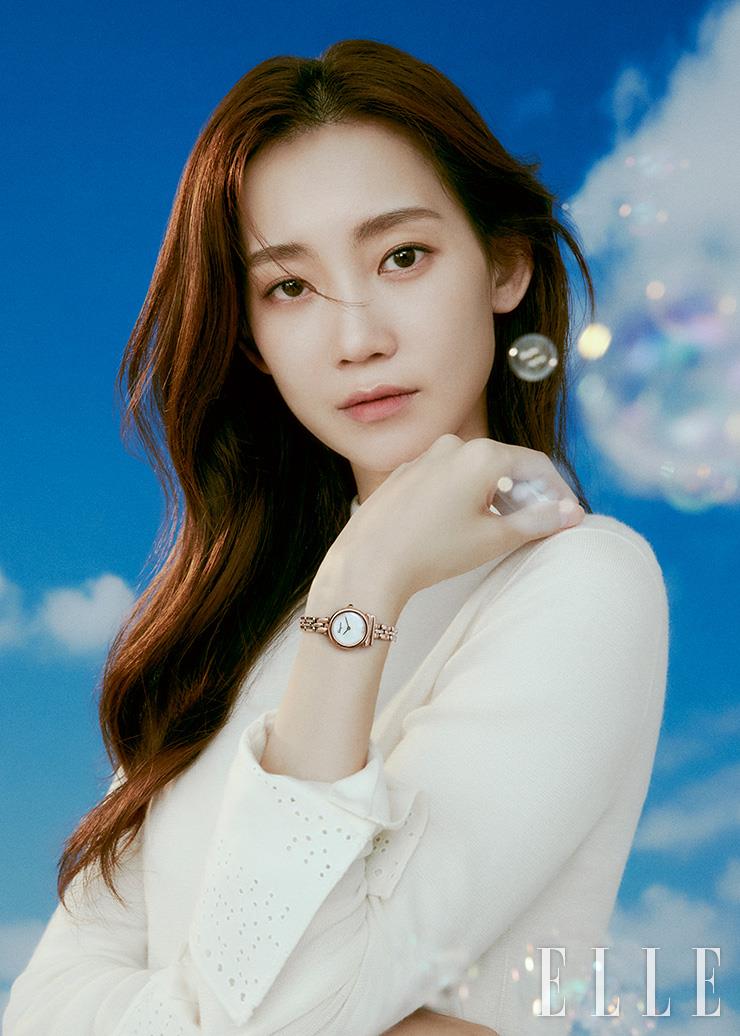 각도에 따라 색이 오묘하게 변하는 머더오브펄 다이얼과 슬림한 브레이슬릿 디자인이 조화를 이루는 간치니 컬렉션. Ferragamo Timepiece by Gallery O’clock. 상의는 Akris.