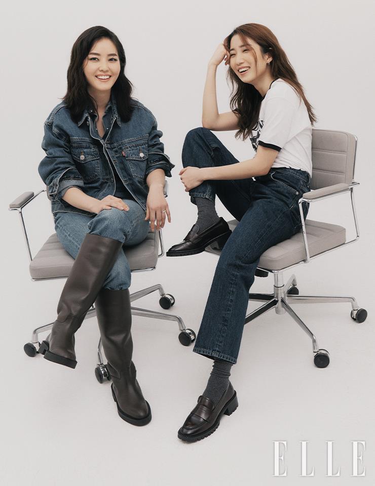 차혜민이 입은 데님 재킷과 팬츠는 모두 Levi’s. 데님 셔츠와 부츠는 모두 Zara. 류가영이 입은 프린트 톱은 Wild Donkey by Beaker. 팬츠는 Arket. 실버 링은 모두 Coldframe.
