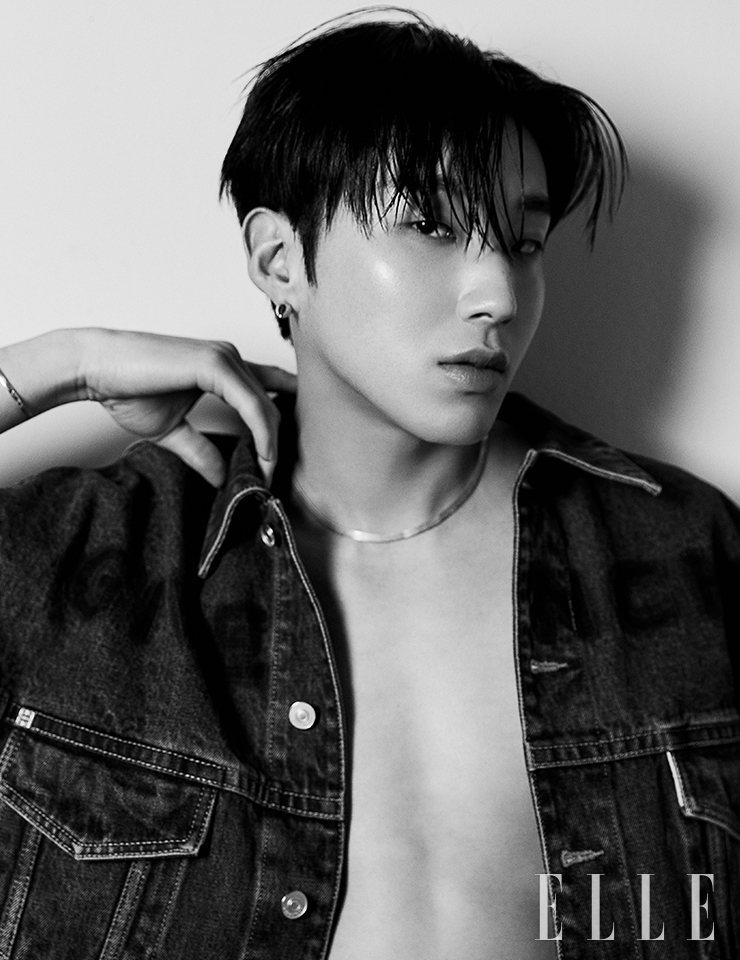 문종업이 착용한 데님 베스트와 이어링은 모두 Givenchy. 네크리스와 브레이슬릿은 스타일리스트 소장품. 이어링은 아티스트 소장품.