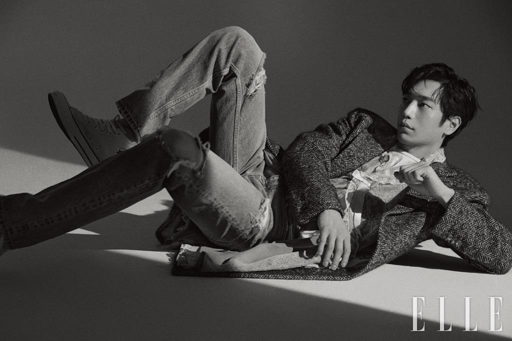 그레이 컬러의 코트와 레이스 로브, 디스트로이드 진은 모두 Gucci. 아이보리 슈즈는 Converse. 화이트 컬러의 티셔츠는 스타일리스트 소장품.