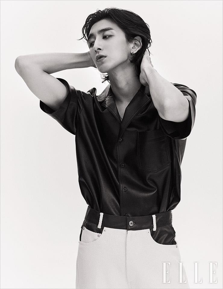 레더 셔츠는 Nanushika by Matchesfashion. 투 톤 팬츠는 Moon Sun.
