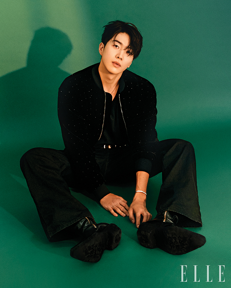 재킷은 Giorgio Armani. 팬츠는 Punch Drunk Parties. 벨트는 Rust Mood. 슈즈는 Camper. 네크리스는 Portrait Report. 뱅글은 Swarovski. 링은 Trencadism. 키 체인과 슬리브리스 톱은 모두 스타일리스트 소장품.