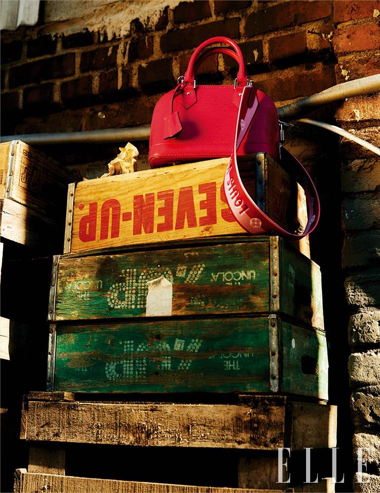 둥근 곡선 형태에 푸시아 핑크 컬러를 적용한 ‘알마’ 백은 Louis Vuitton.