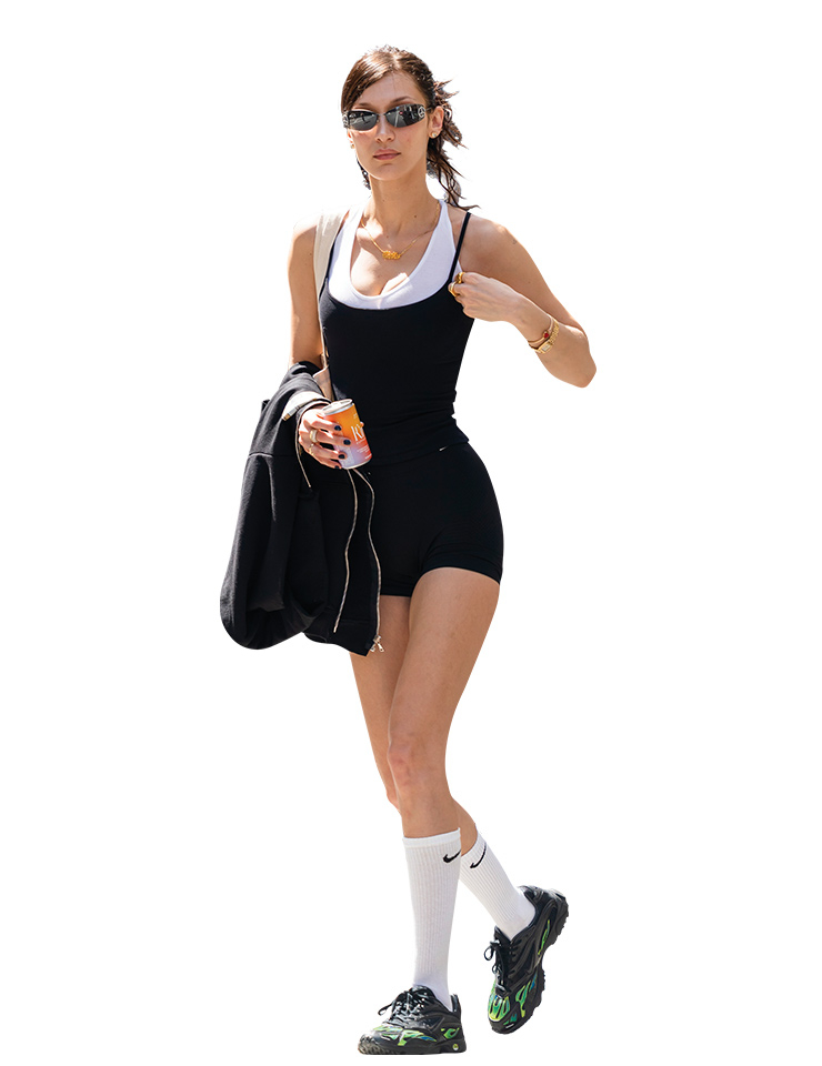 벨라 하디드는 서로 다른 슬리브리스 톱을 센스 있게 레이어드했다. 