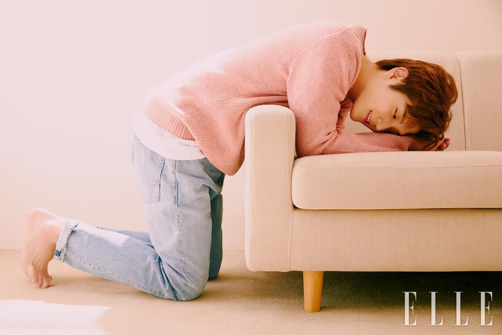  파스텔 연핑크 니트는 클럽 모나코, 빈티지 데님 팬츠는 아크네