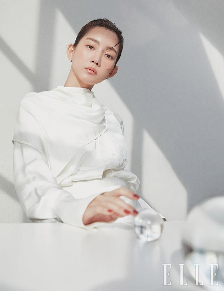 화이트 블라우스와 스카프는 모두 Gabriel Lee. 화이트 팬츠는 Alice & Olivia. 이어링은 Pandora.