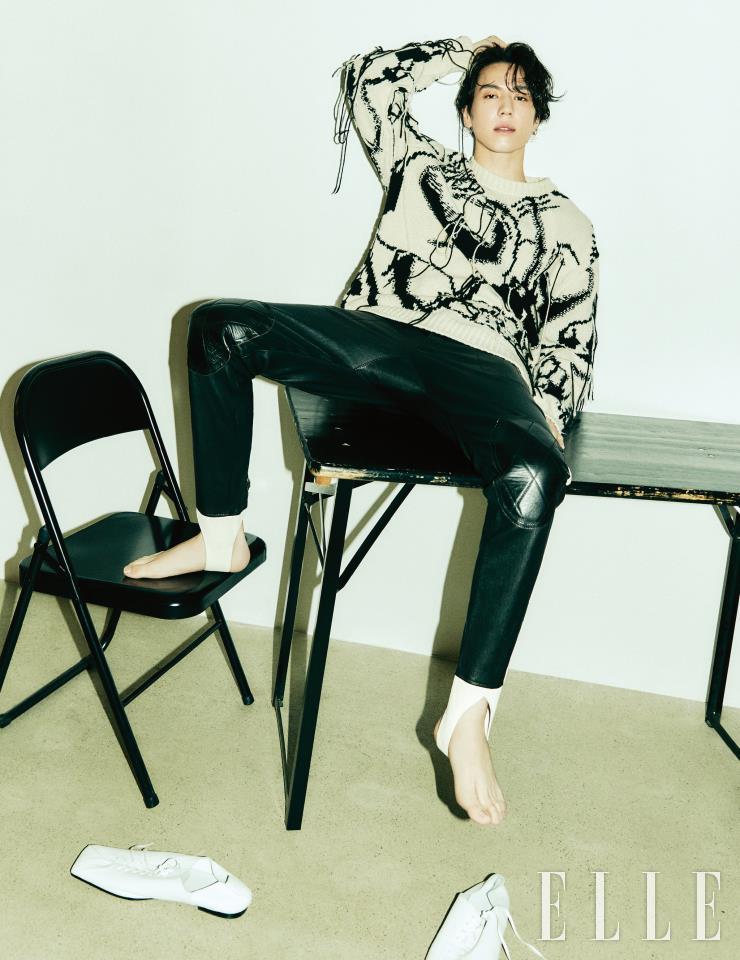  청키한 디자인의 니트 풀오버와 레더 팬츠는 모두 Alexander McQueen. 슈즈는 스타일리스트 소장품.