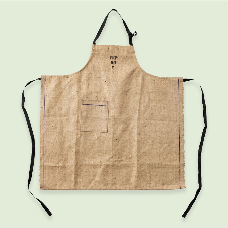 황마로 만든 에이프런. 정원용 가위를 넣을 수 있는 작은 주머니가 있다. 3만원, 푸에브코 by 오프타임. 