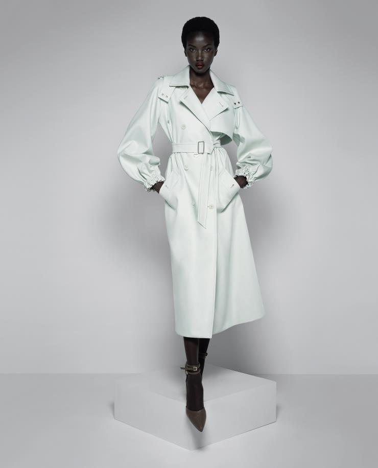클래식한 트렌치 코트의 디테일에 비숍 슬리브와 파스텔 컬러가 신선하다. 막스마라.