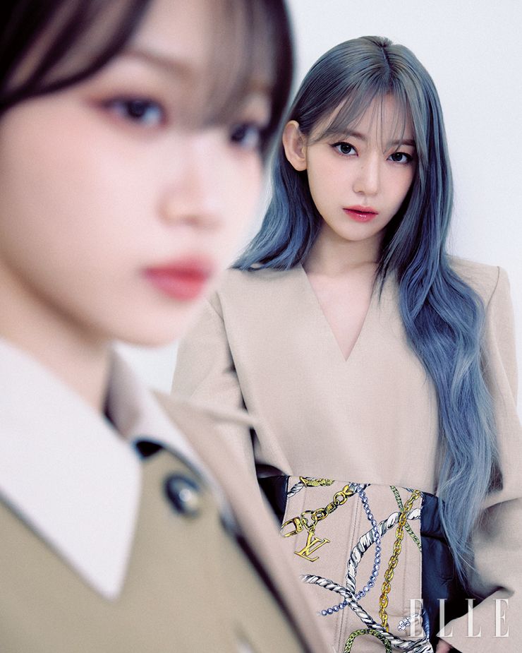채원이 입은 코트와 슬리브리스 재킷, 셔츠 드레스, 사쿠라가 입은 브이넥 롱 슬리브 톱과 스커트는 모두 Louis Vuitton.
