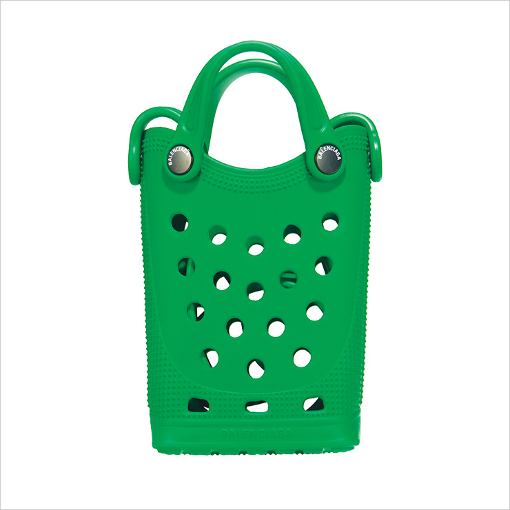 러버 소재에 시그너처 홀 디테일을 적용한 폰 홀더 백은 95만원, Balenciaga x Crocs.