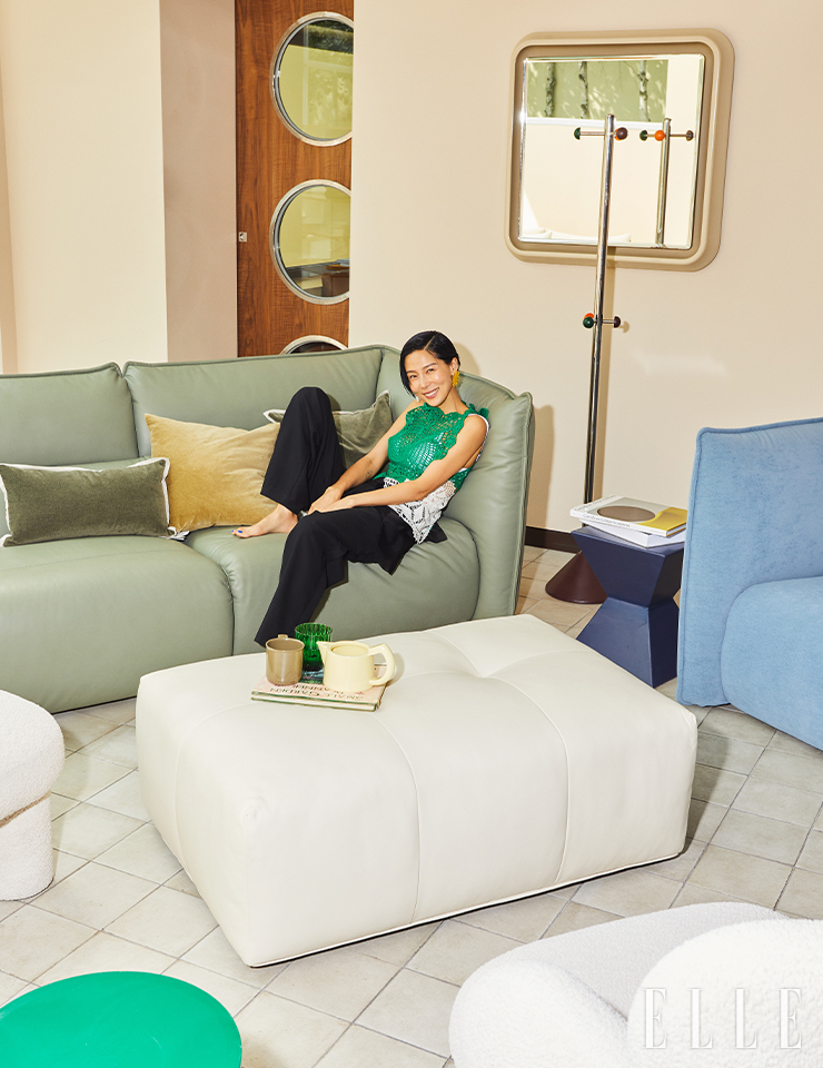  사티 4인 소파(세이지 컬러 머티리얼 가죽)는 4백89만원, 사티 1인 소파(몬드 컬러 아크레 패브릭)는 1백48만원, 비하르 오토만(유카 컬러 브리오 가죽)은 82만원, 모두 Alloso. 톱, 팬츠는 모두 The Row. 이어링은 스타일리스트 소장품. 