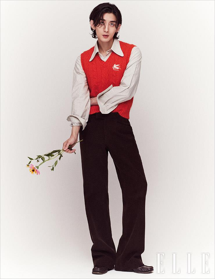 셔츠와 코듀로이 팬츠는 모두 Gucci, 네온 컬러 베스트는 Etro. 