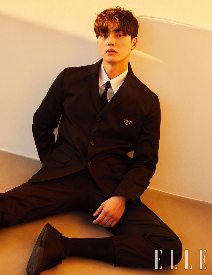 리나일론 수트와 화이트 셔츠, 스니커즈, 타이는 모두 Prada.
