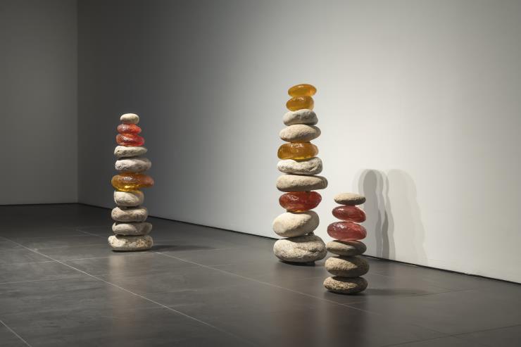 <Untitled>, 1978(2015년 재제작), 돌과 레진, 가변크기 돌무덤, 선돌, 절터 등 정신적 장소를 즐겨 찾고 골동품 수집에 공을 들였던 작가에게 돌을 쌓으며 소원을 비는 유구한 행위는 자연물을 다루는 개념적 태도와 미적 형식에도 깊은 영향을 미쳤다.