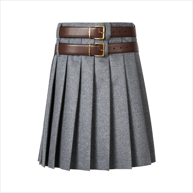 로웨이스트 플리츠스커트와 레더 벨트는 가격 미정, 모두 Miu Miu.