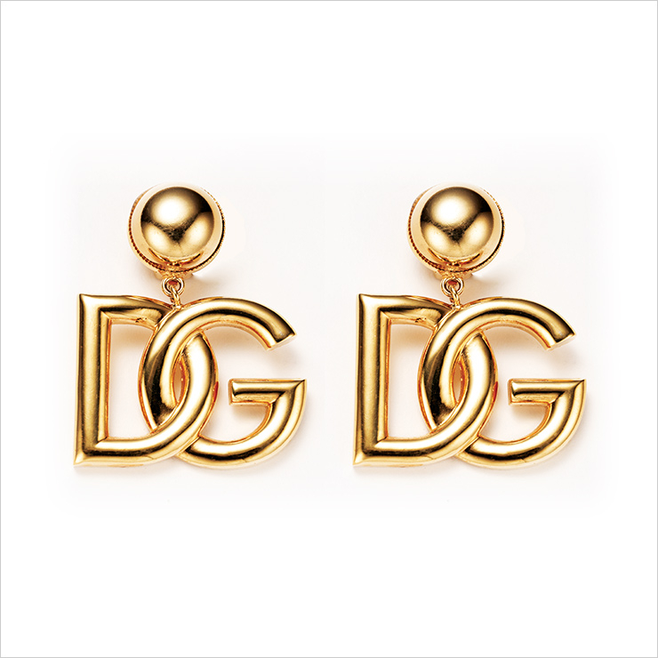 볼드한 로고 장식의 골드 이어링은 가격 미정, Dolce & Gabbana.