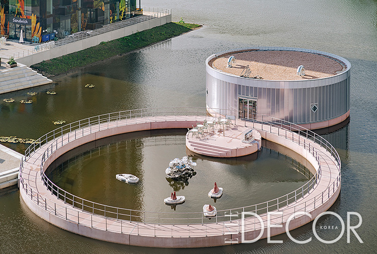 알메르에 있는 ‘아트 파빌리온 M.(Art Pavilion M.)’은 인간과 자연의 공존을 얘기한다.