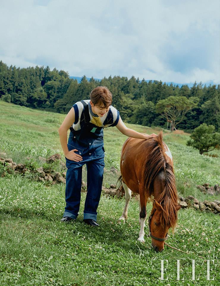  니트 베스트는 GENERAL IDEA. 데님 오버룰즈는 스타일리스트 소장품. 가죽 샌들은 Dr. Martens.