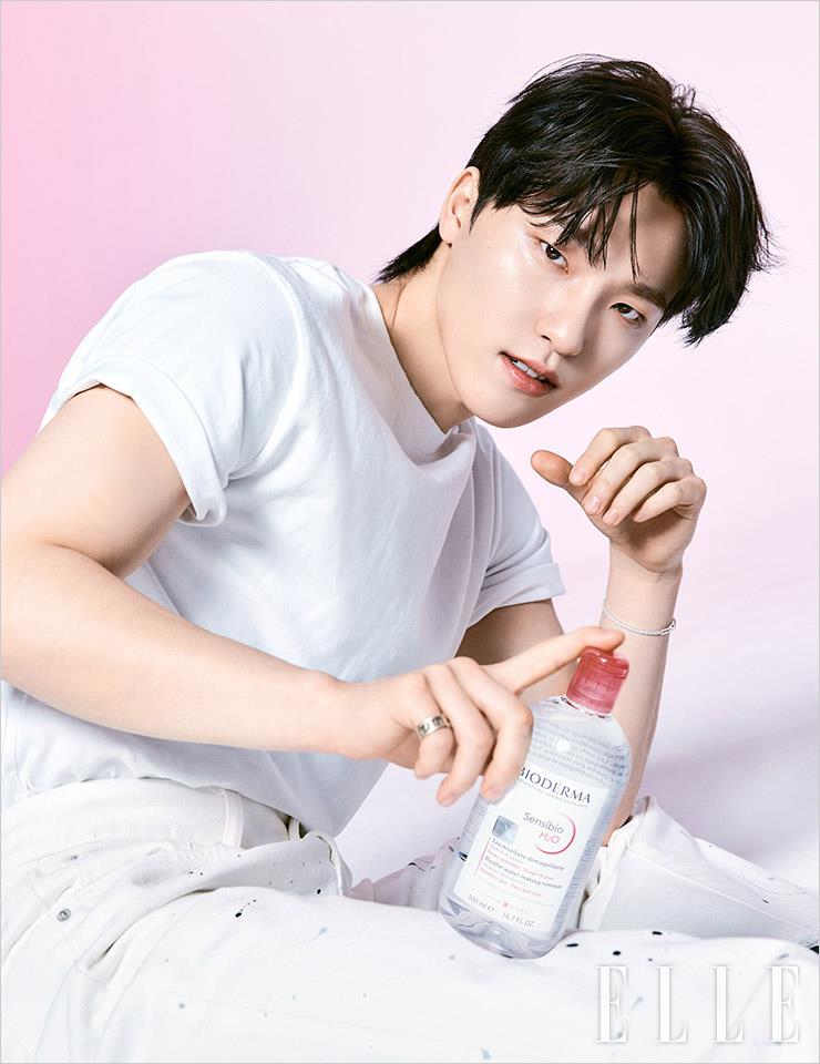 화이트 티셔츠는 Ballon. 블랙 프린트 디테일이 있는 화이트 데님 팬츠는 Tonywack. 팔찌는 Hei.