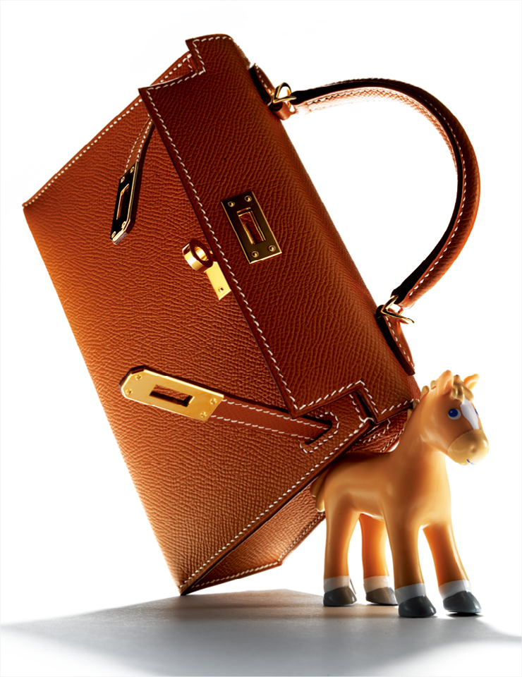 클래식하고 우아한 탠 컬러의 켈리 미니 백은 가격 미정, Hermès.