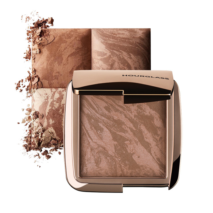 햇볕에 자연스레 빛나는 듯한 피부로 만들어주는 앰비언트 브론저 래디언트, 6만9천원, Hourglass.