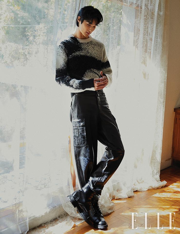변우석이 입은 스웨터와 팬츠, 부츠는 모두 Alexander McQueen. 링은 Chrome Hearts.
