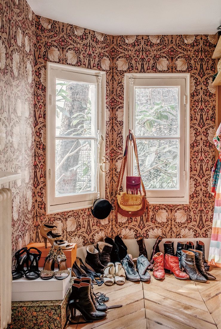 윌리엄 모리스가 디자인한 화려한 벽지가 고풍스러운 느낌을 자아내는 드레스 룸. 
