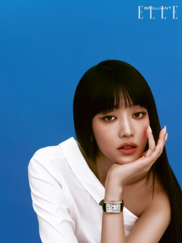  18K 옐로 골드 케이스에 다이아몬드를 세팅한 ‘돌체비타’ 워치는 1천2백20만원 LONGINES. 화이트 블라우스는 GRACE ELWOOD. 이어링은 ATTICA.