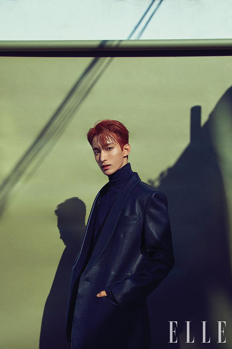 터틀넥은 Dries Van Noten. 레더 재킷은 Kimseoryong. 팬츠는 스타일리스트 소장품.