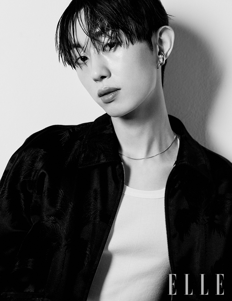 빛새온이 착용한 이어커프는 Portrait Report. 실크 블루종, 탱크 톱, 네크리스는 스타일리스트 소장품. 이어링은 아티스트 소장품.