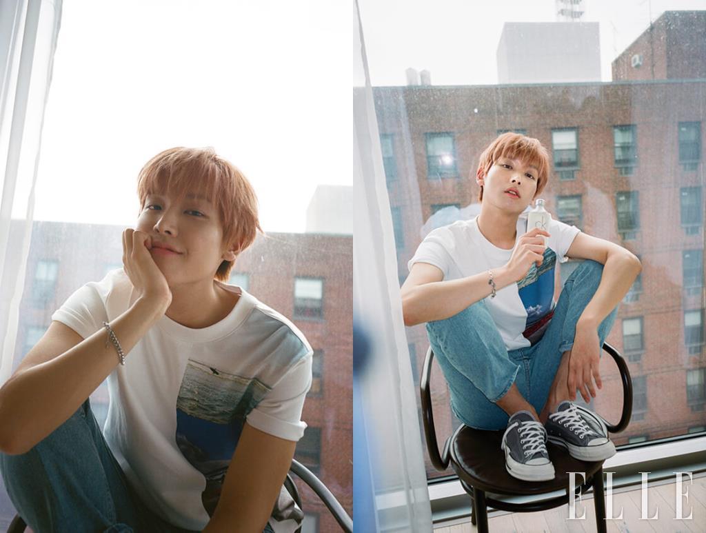 화이트 그래픽 티셔츠는 Calvin Klein Jeans. 팬츠와 액세서리는 모두 스타일리스트 소장품.