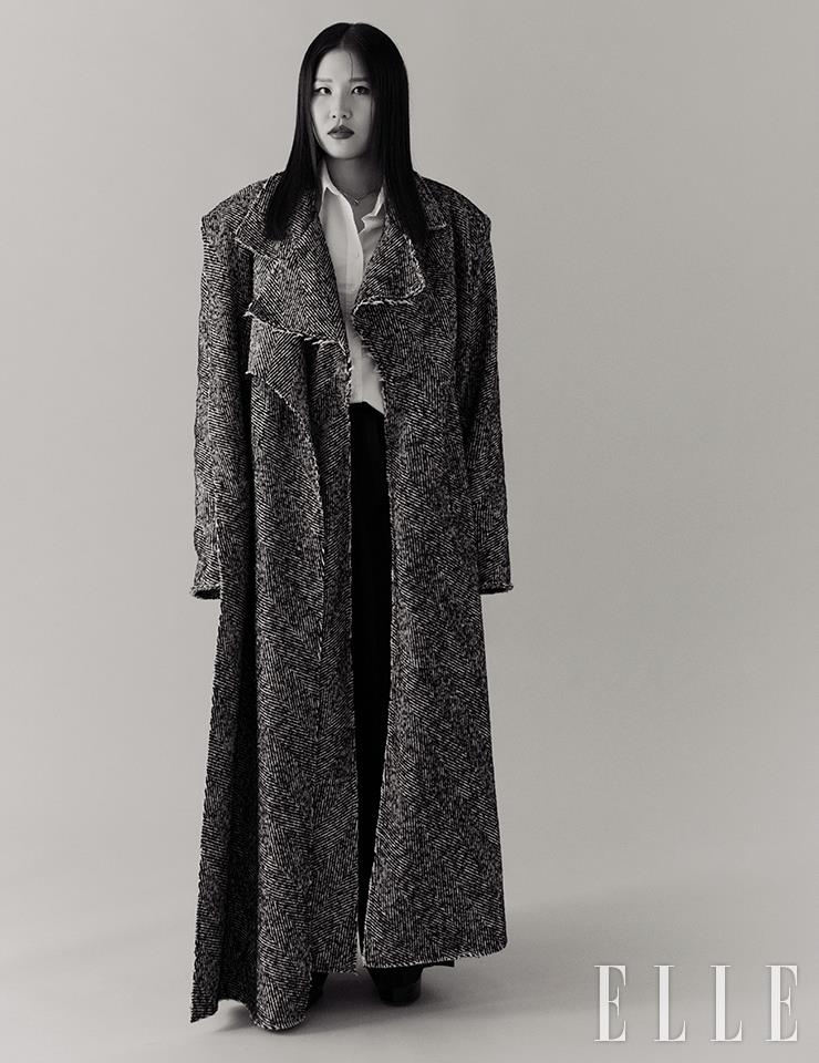 코트와 팬츠는 Dint. 셔츠는 스타일리스트 소장품. 슈즈는 H&M.