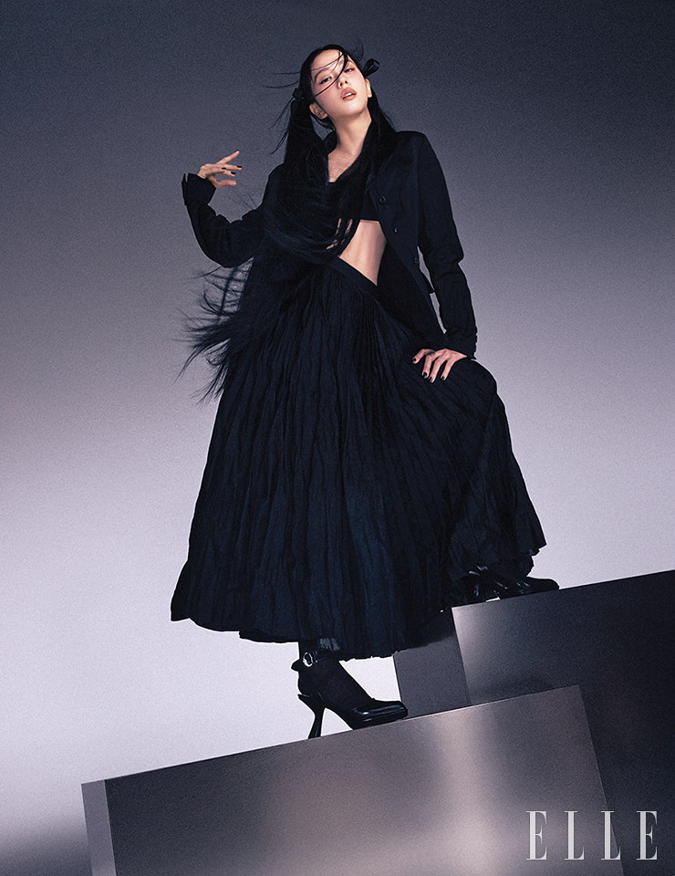 링클 디테일의 재킷과 브라톱, 플리츠스커트와 카프스킨 펌프스, 울 삭스는 모두 Dior.