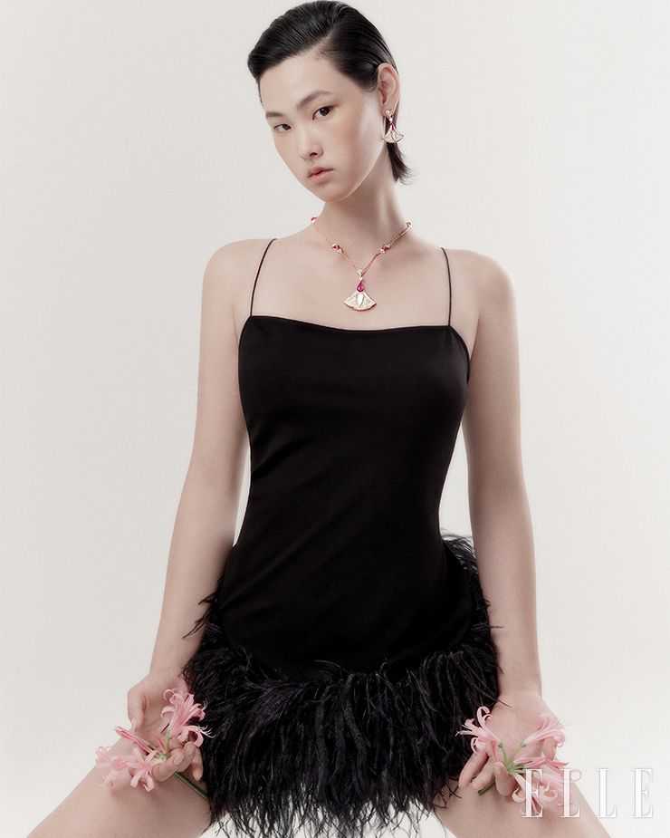 깃털 장식의 드레스는 the Attico by Boontheshop.