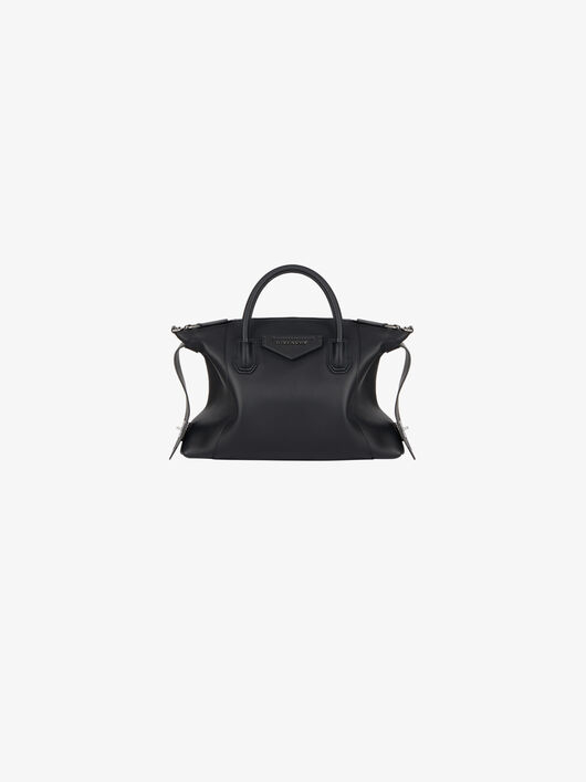 입체적인 셰이프로 존재감을 더한 스몰 소프트 안티고나 백은 2백28만원, Givenchy. 