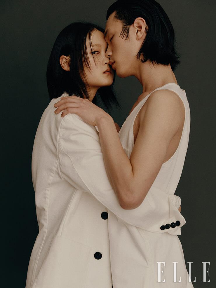 신신이 입은 화이트 슬리브리스 셔츠와 다영이 입은 더블 브레스티드 재킷은 가격 미정, 모두 Prada.