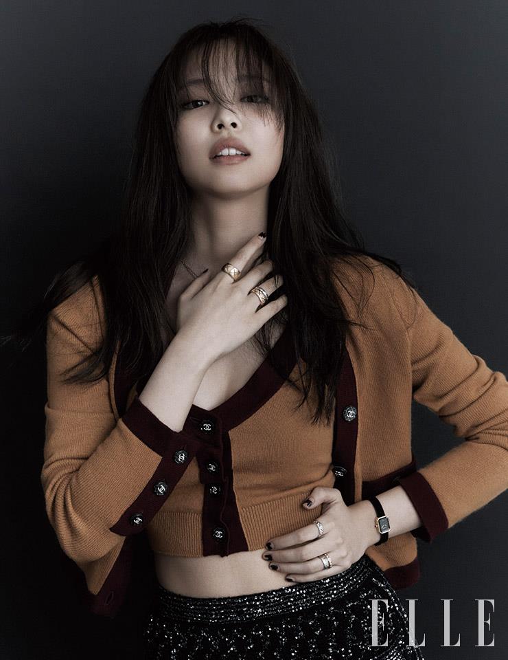 카디건과 크롭트 톱, 트위드 팬츠는 모두 Chanel. 오른손 검지에 낀 옐로골드 코코 크러쉬 라지 링과 약지의 다이아몬드를 세팅한 베이지골드 코코 크러쉬 스몰 링, 화이트골드 코코 크러쉬 미니 링, 왼손 검지에 낀 다이아몬드를 세팅한 화이트골드 코코 크러쉬 스몰 링과 약지의 화이트 골드 코코 크러쉬 스몰 링, 옐로골드 코코 크러쉬 미니 링, 옐로골드 케이스와 벨벳 스트랩의 프리미에르 워치는 모두 Chanel Watches & Fine Jewelry.