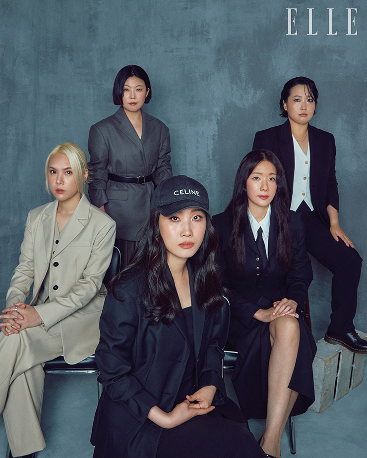 방글이가 입은 재킷과 이너 웨어 베스트, 팬츠는 모두 Clair de Sage. 윤신혜가 입은 재킷은 YCH. 벨트는 Prada. 박희연이 입은 이너 드레스와 톱과 팬츠는 모두 Zara. 재킷은 Clair de Sage. 캡은 Celine. 이선영이 입은 재킷과 스커트는 모두 Fayewoo. 슈즈는 Miu Miu. 최정남이 입은 수트 세트업은 Foyer. 이너 웨어 베스트는 COS. 슈즈는 Dr.Martin.